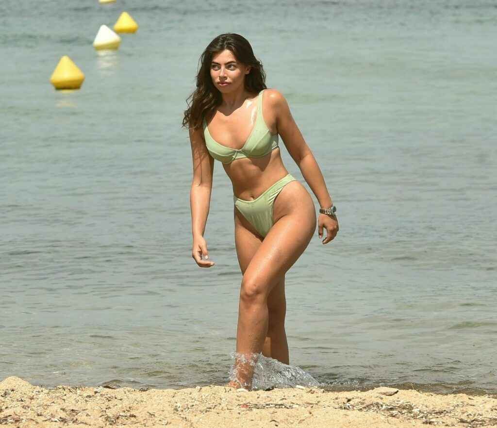 Francesca Allen en bikini en Turquie