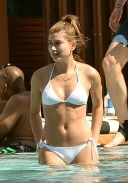 Hailey Baldwin en bikini à Miami Beach