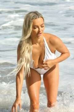 Lindsey Pelas exhibe ses gros seins en maillot de bain