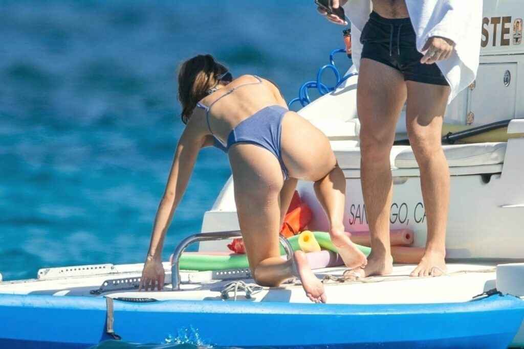 Olivia Culpo seins nus sur un yacht