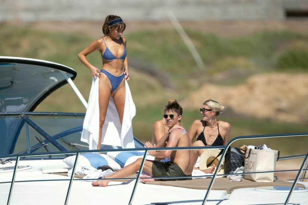 Olivia Culpo seins nus sur un yacht