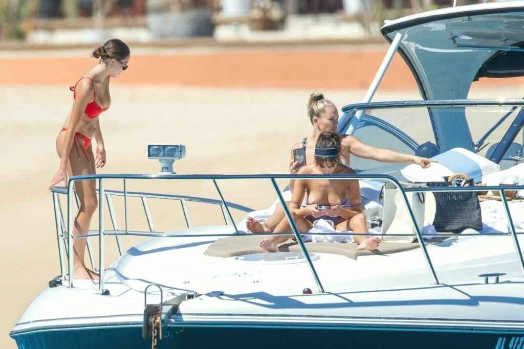 Olivia Culpo seins nus sur un yacht