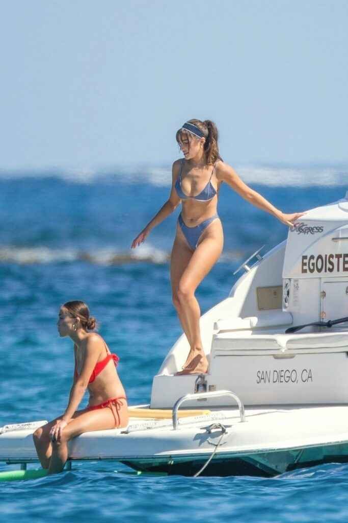 Olivia Culpo seins nus sur un yacht