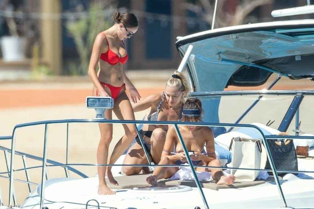 Olivia Culpo seins nus sur un yacht