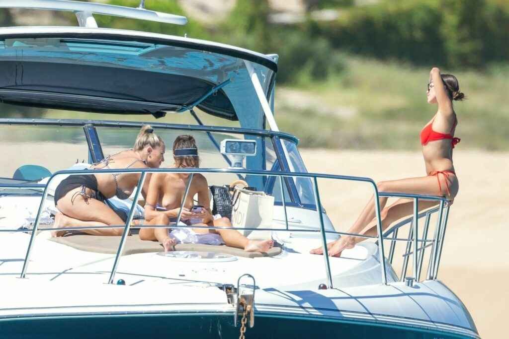 Olivia Culpo seins nus sur un yacht