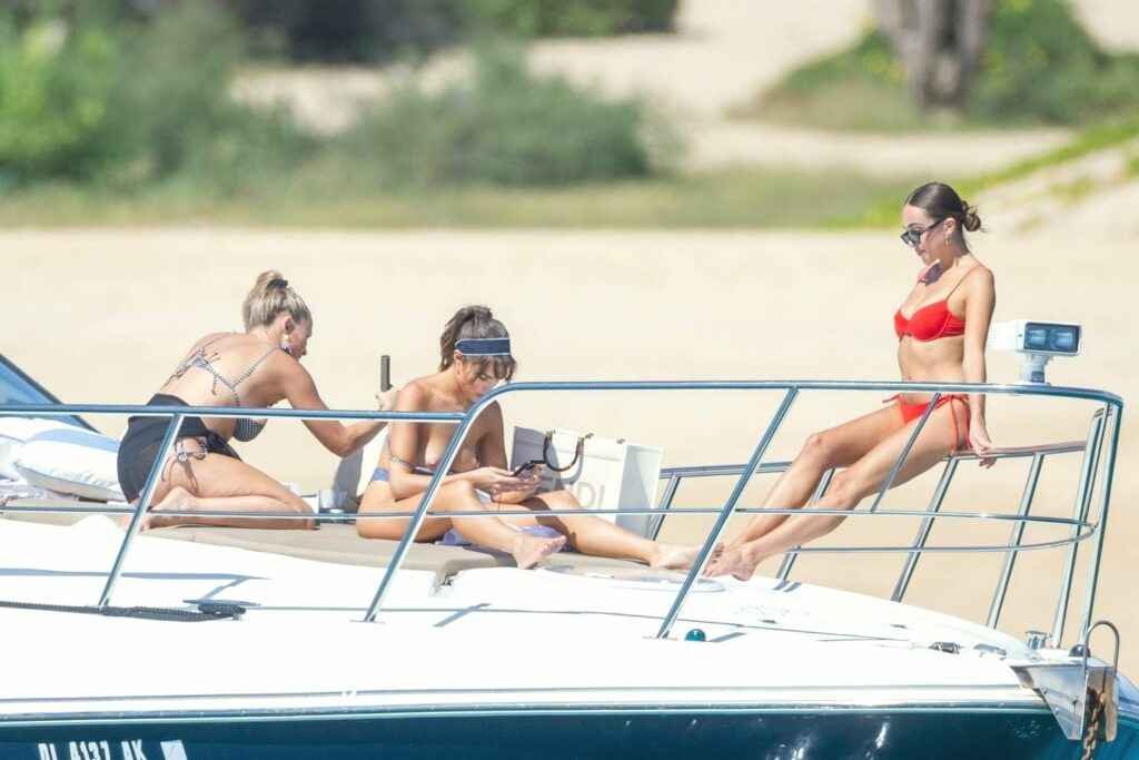 Olivia Culpo seins nus sur un yacht