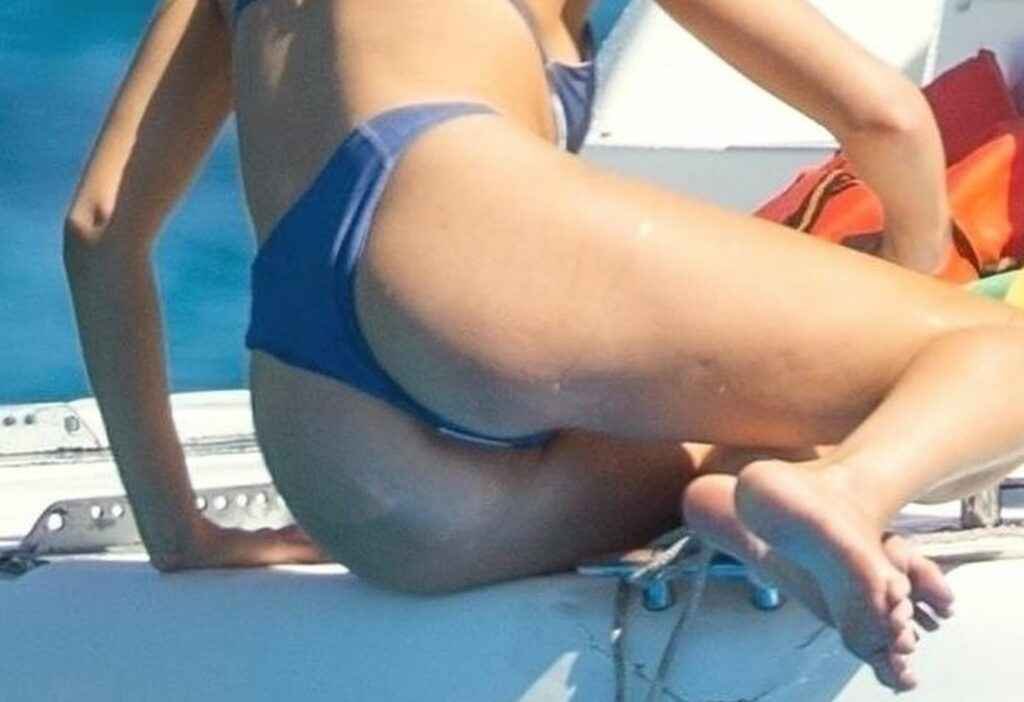 Olivia Culpo seins nus sur un yacht