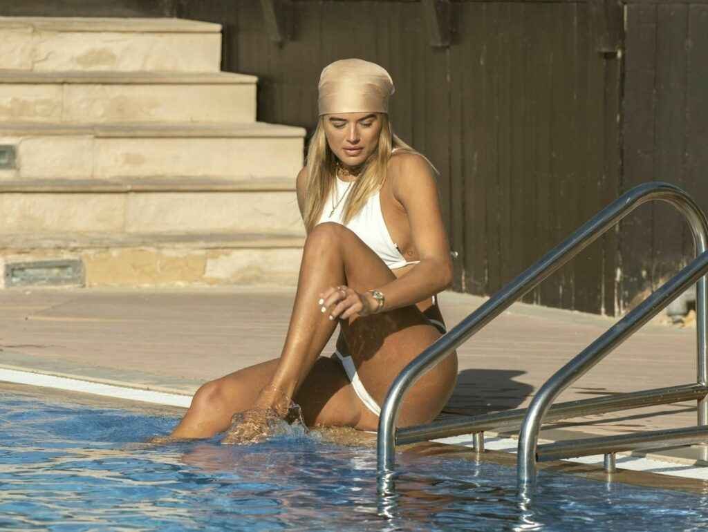 Arabella Chi en bikini à Dubaï