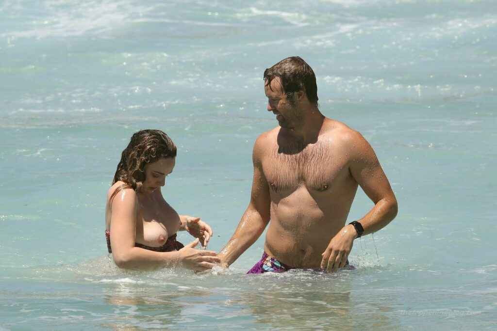 Oups ! Abbie Chatfield exhibe ses gros seins à la plage