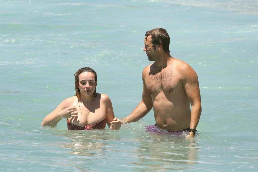 Oups ! Abbie Chatfield exhibe ses gros seins à la plage