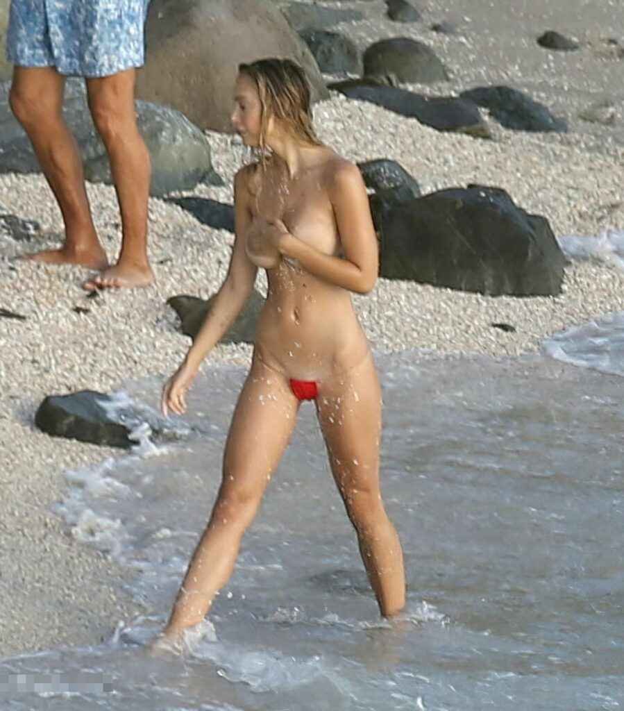 Alexis Ren, seins nus et micro bikini à la plage