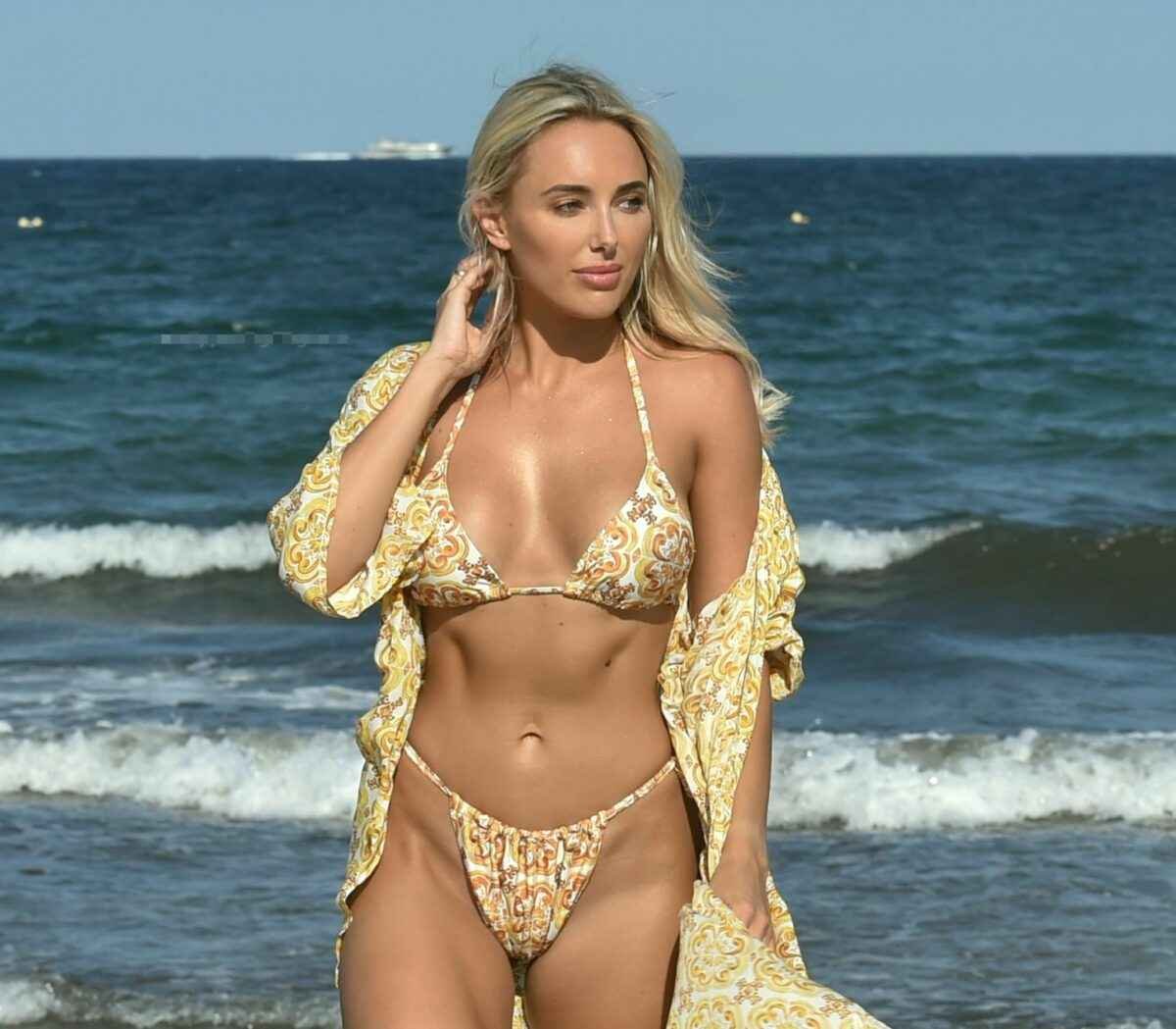 Amber Turner en bikini à Dubaï