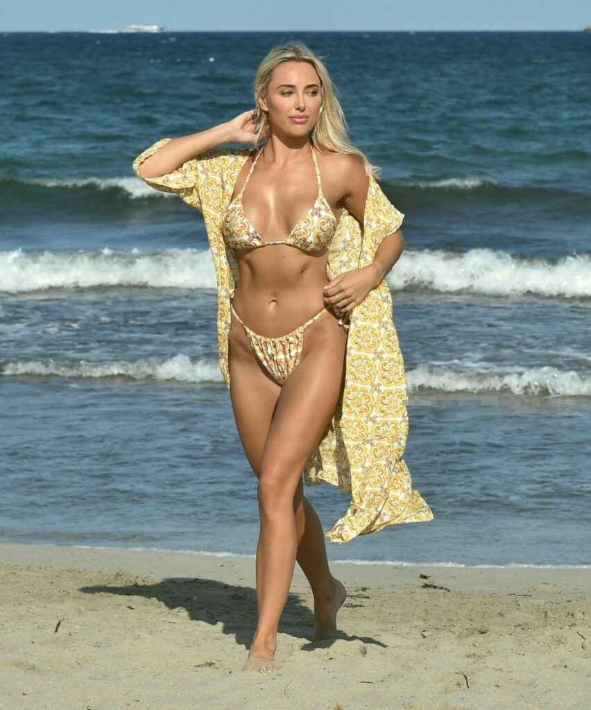 Amber Turner en bikini à Dubaï