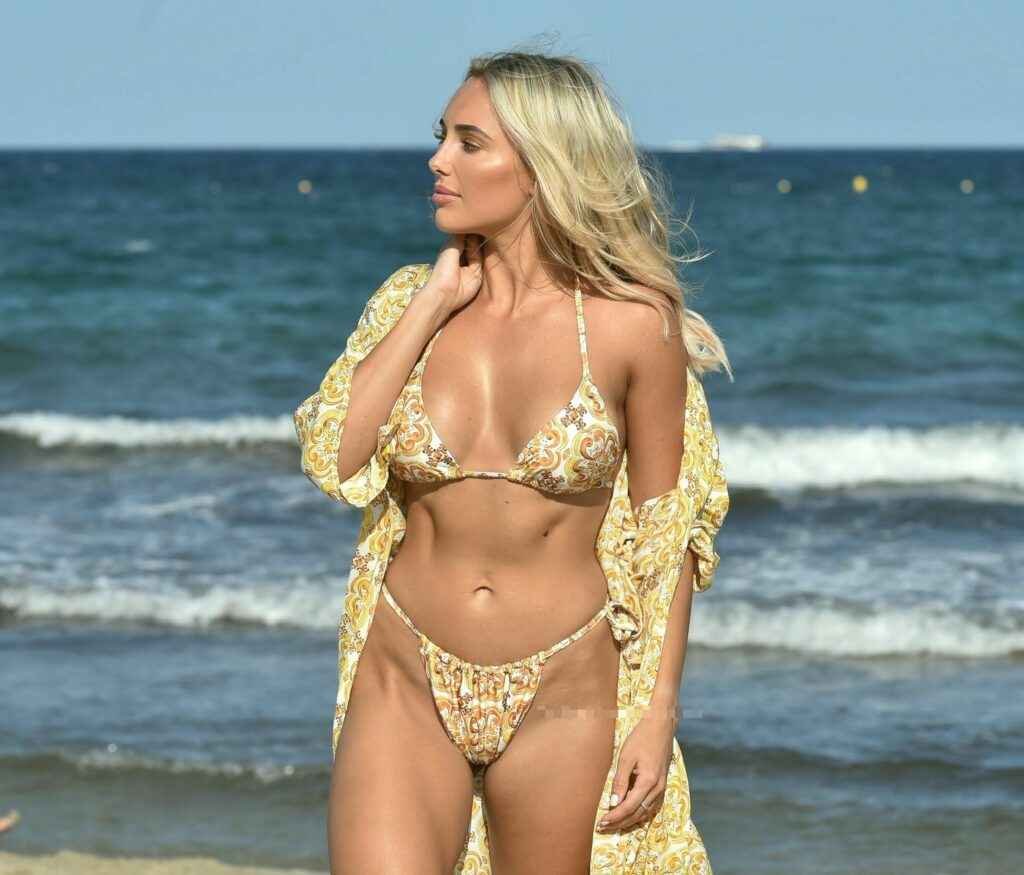 Amber Turner en bikini à Dubaï