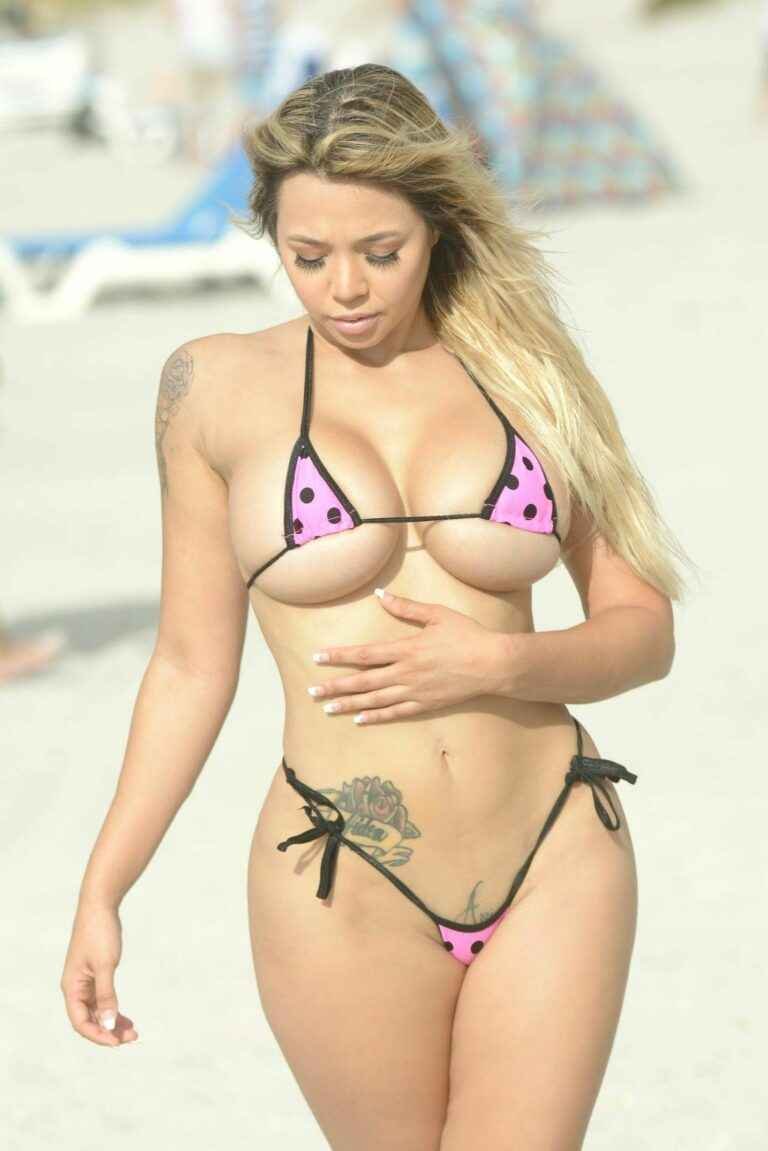 Bella Bunnie dans un mini bikini à Miami