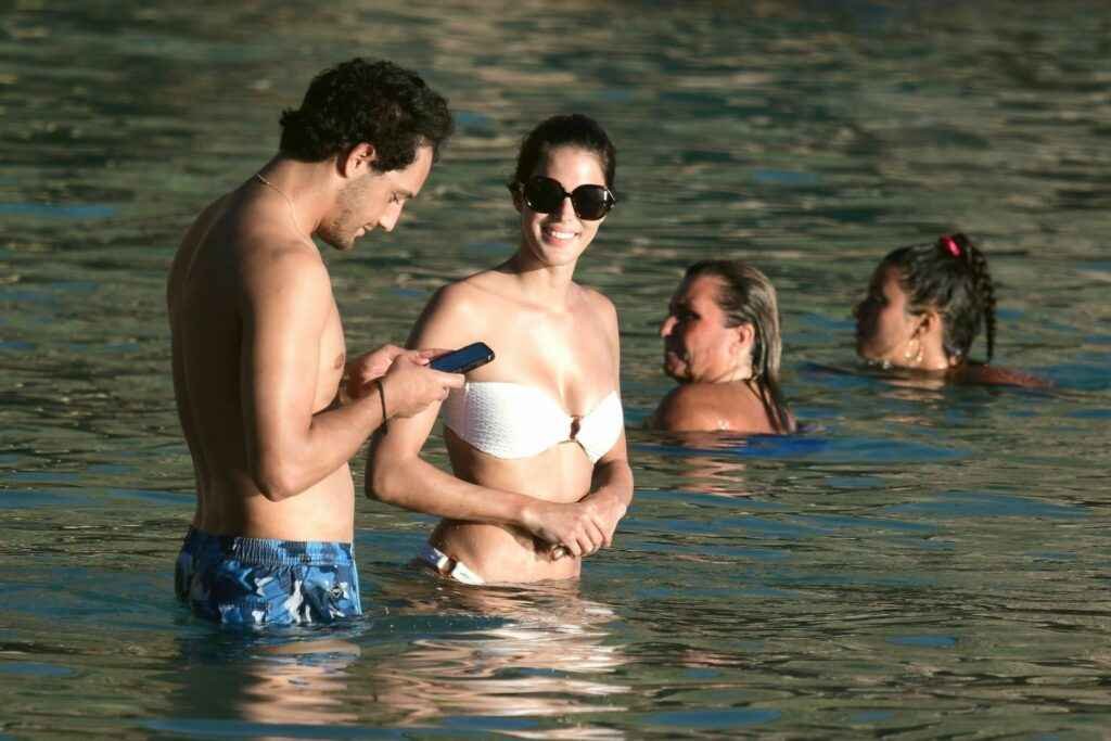 Iris Mittenaere en bikini à Saint-Martin