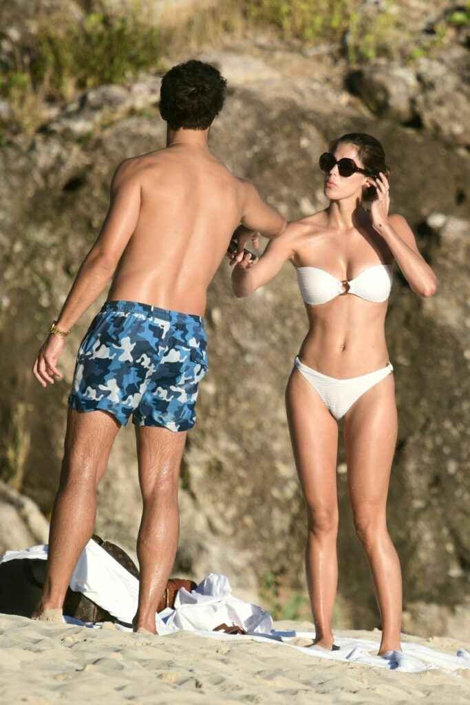 Iris Mittenaere en bikini à Saint-Martin