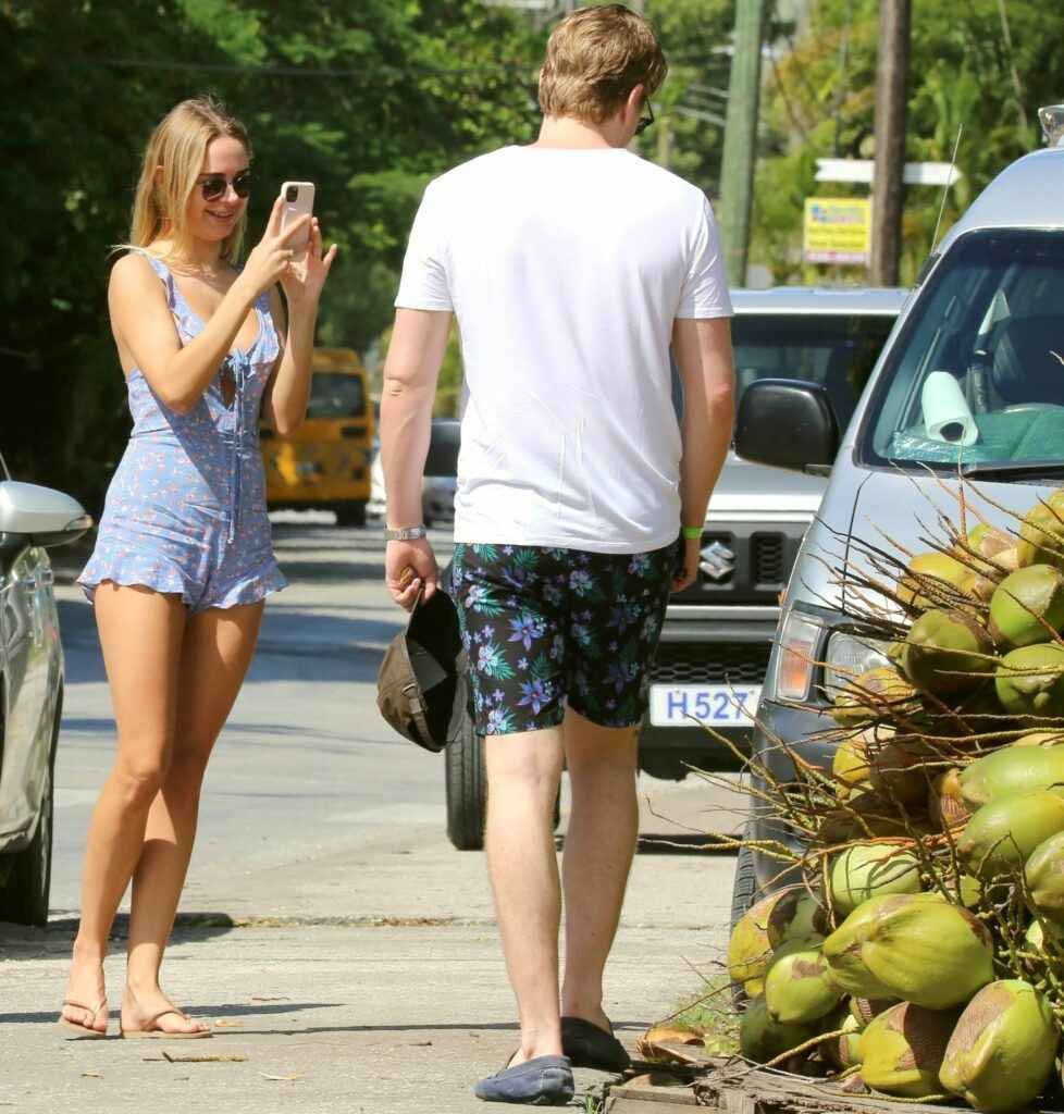 On voit les fesses de Kimberley Garner !