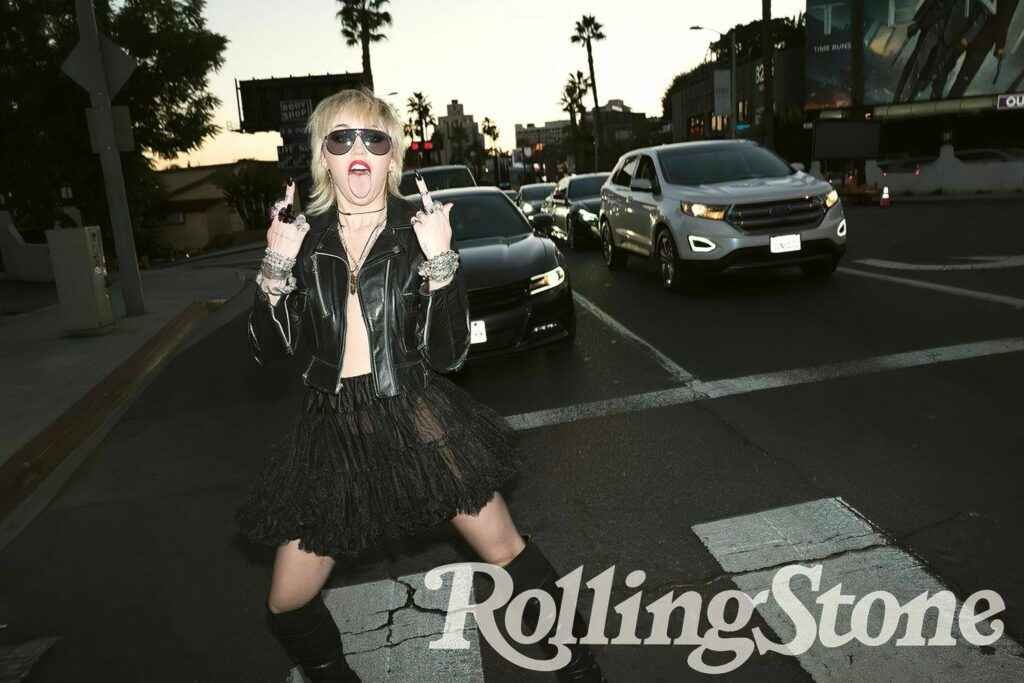 Miley Cyrus seins nus dans Rolling Stones