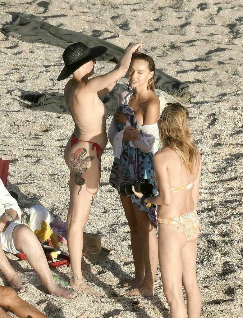 Alexis Ren à moitié nue à la plage