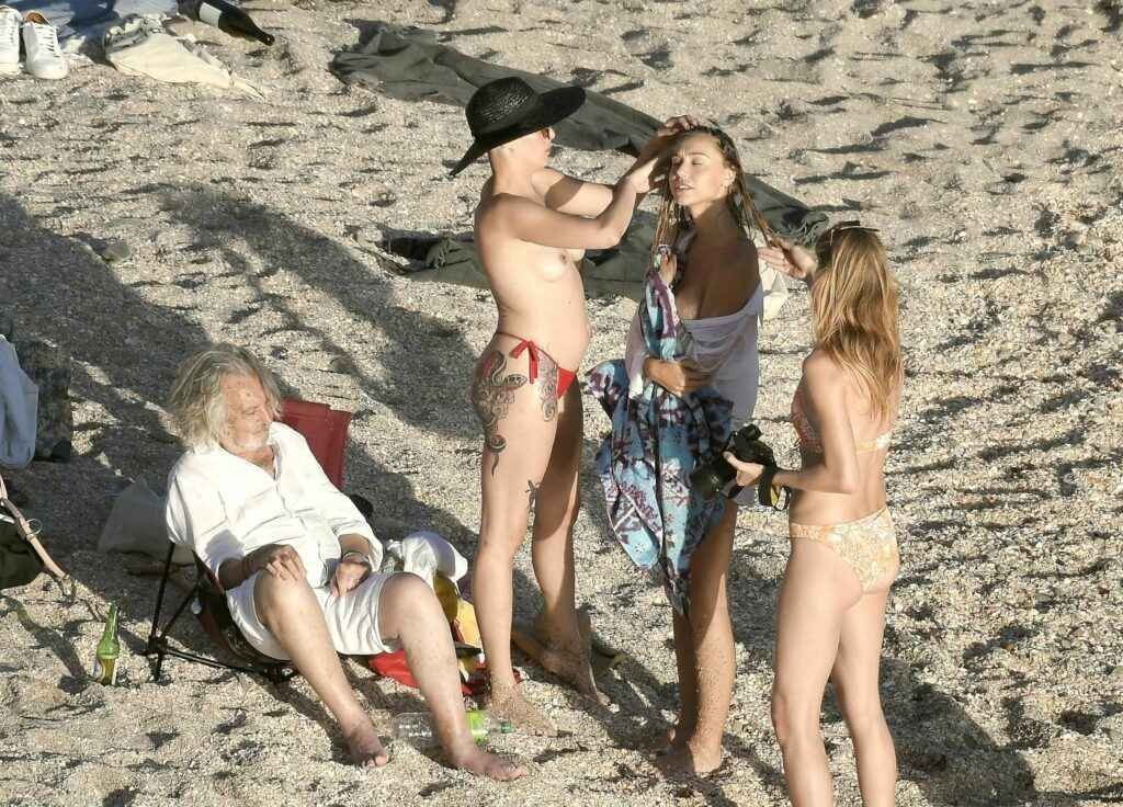 Alexis Ren à moitié nue à la plage