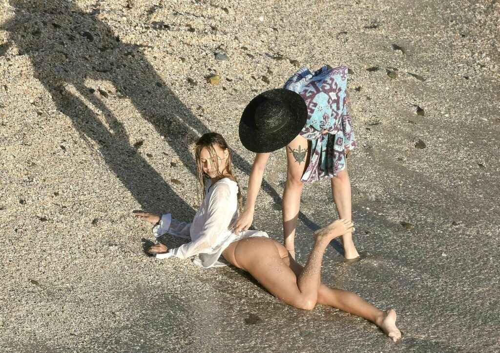 Alexis Ren à moitié nue à la plage