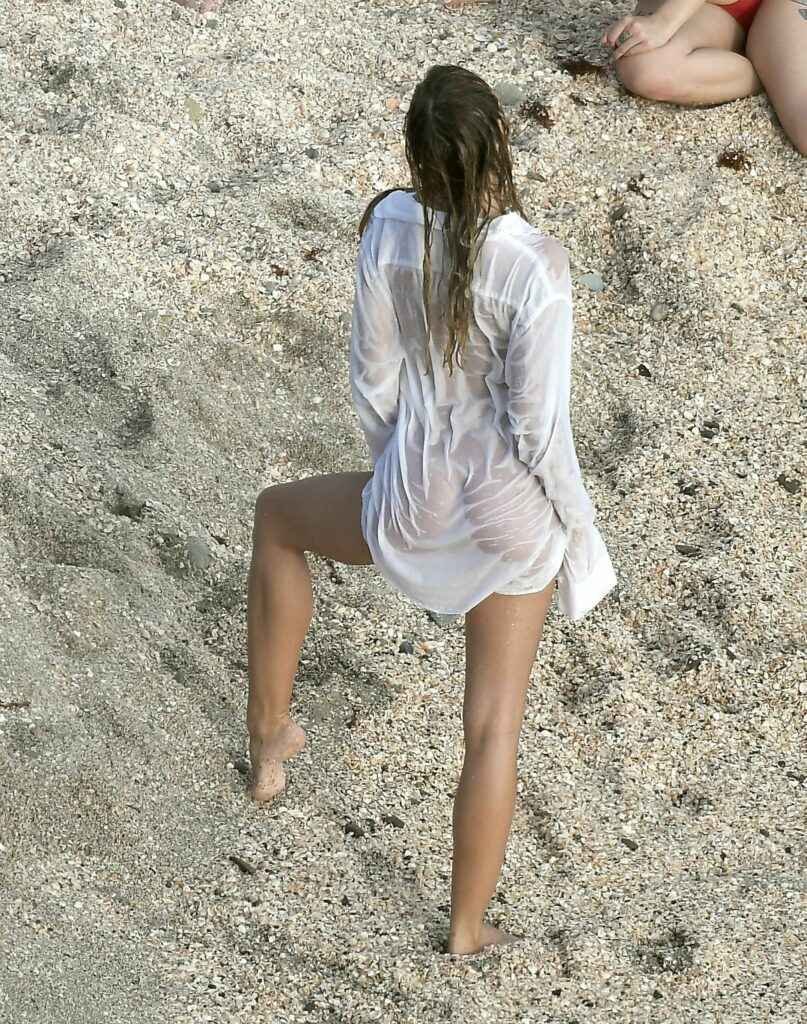 Alexis Ren à moitié nue à la plage