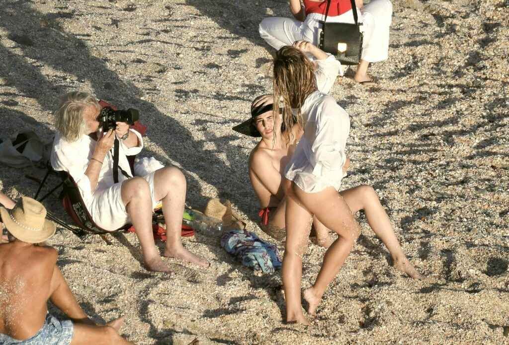 Alexis Ren à moitié nue à la plage