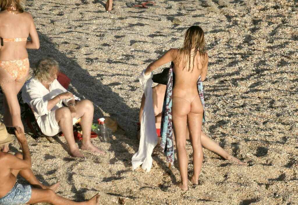 Alexis Ren à moitié nue à la plage