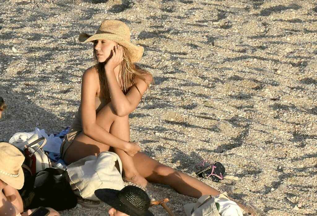 Alexis Ren à moitié nue à la plage