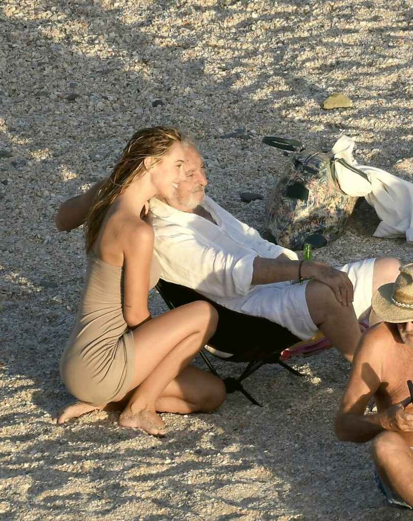 Alexis Ren à moitié nue à la plage