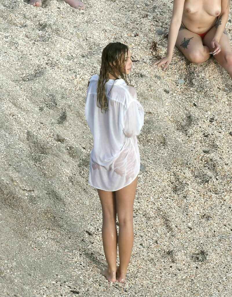 Alexis Ren à moitié nue à la plage