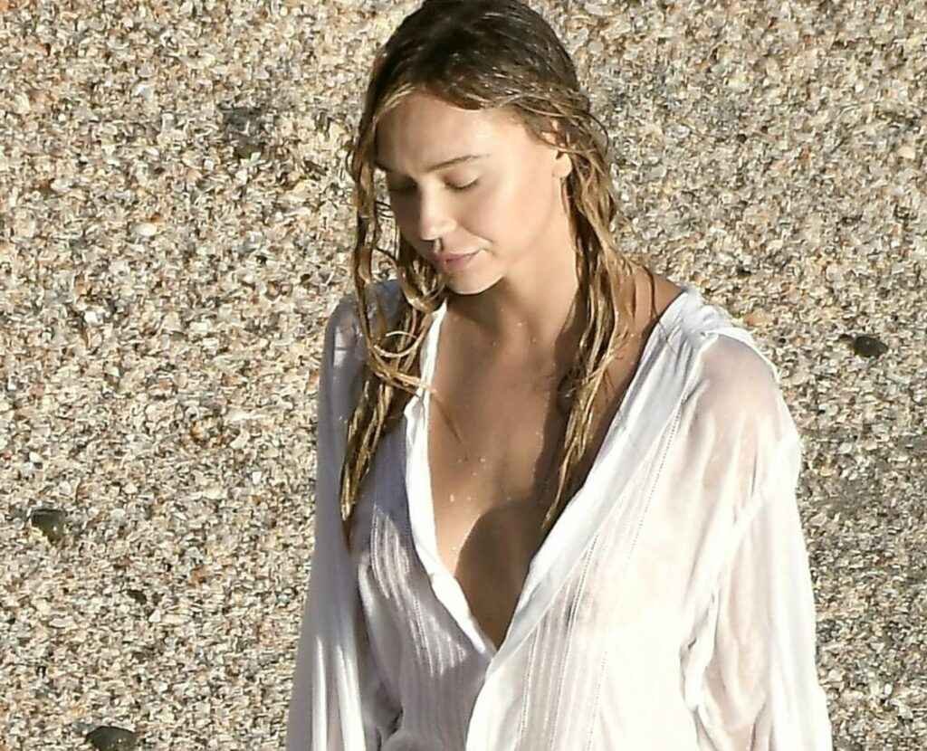 Alexis Ren à moitié nue à la plage