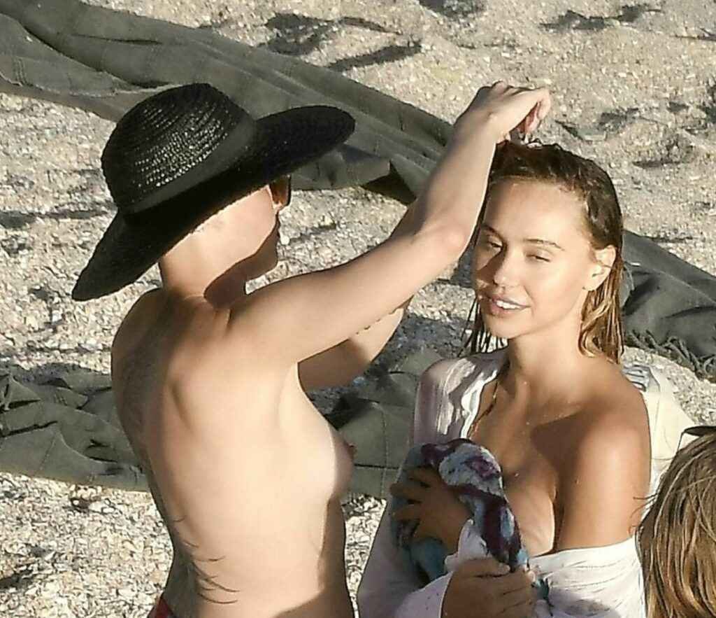 Alexis Ren à moitié nue à la plage