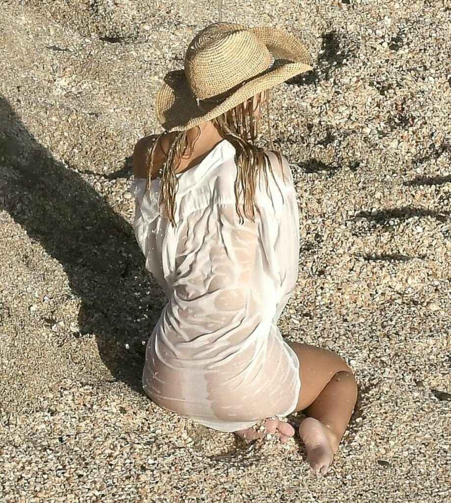 Alexis Ren à moitié nue à la plage