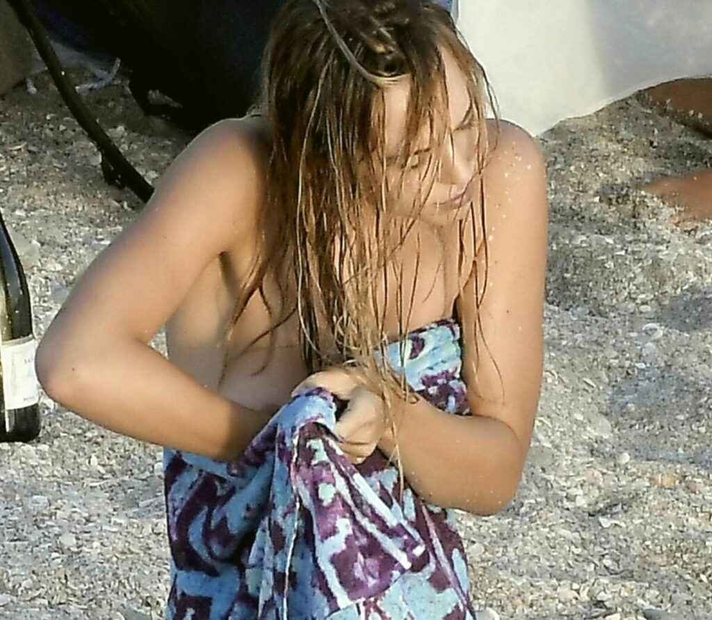 Alexis Ren à moitié nue à la plage