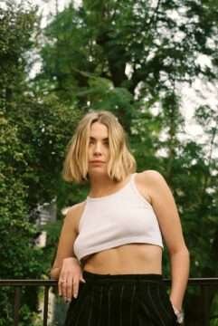 Ashley Benson sans soutien-gorge