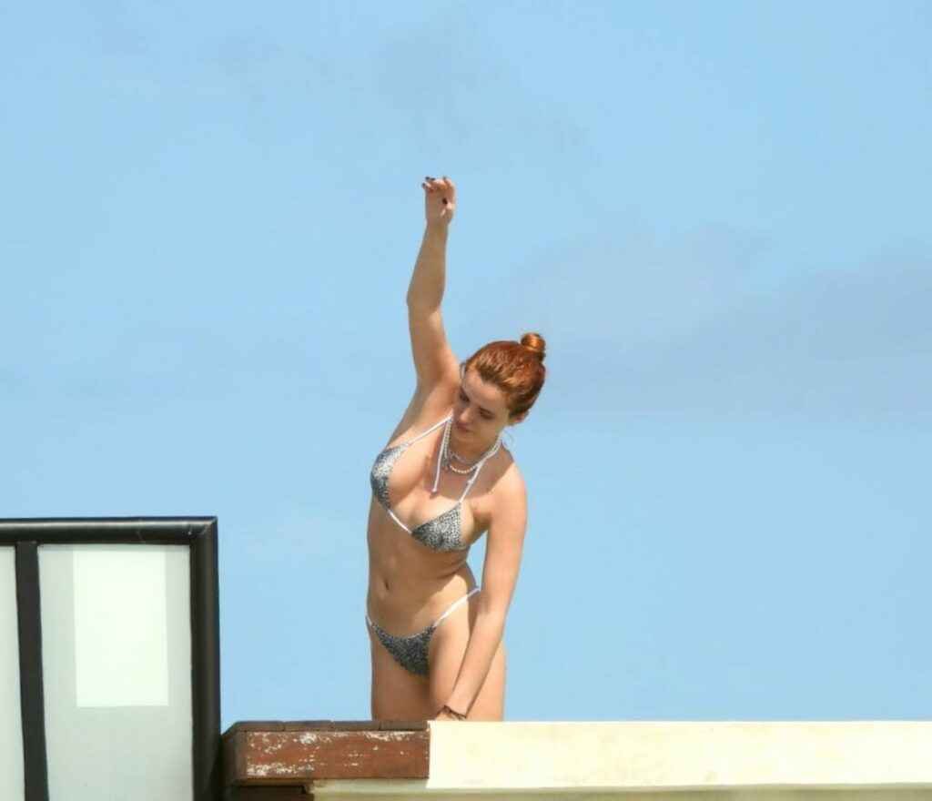 Bella Thorne en bikini string