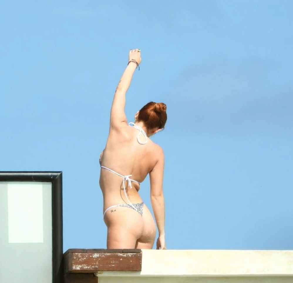 Bella Thorne en bikini string