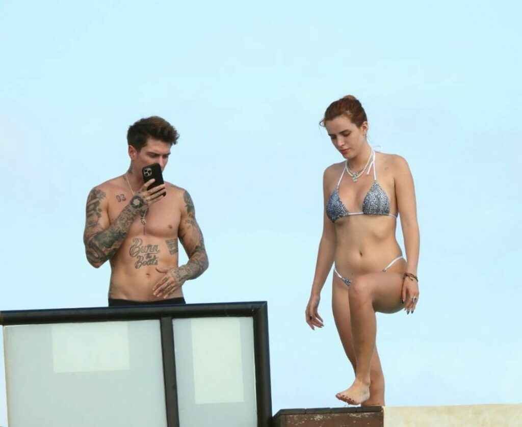 Bella Thorne en bikini string