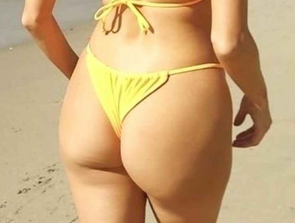 Blanca Blanco les fesses à l'air à la plage