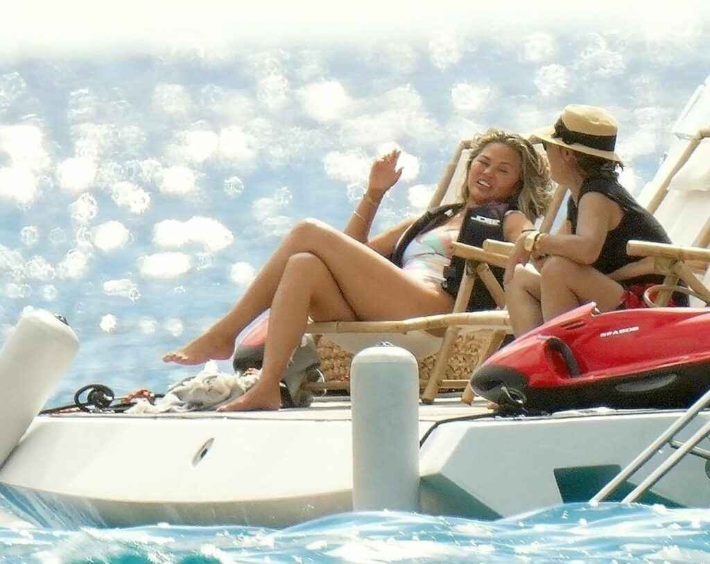 Chrissy Teigen en maillot de bain à Saint-Barthélemy