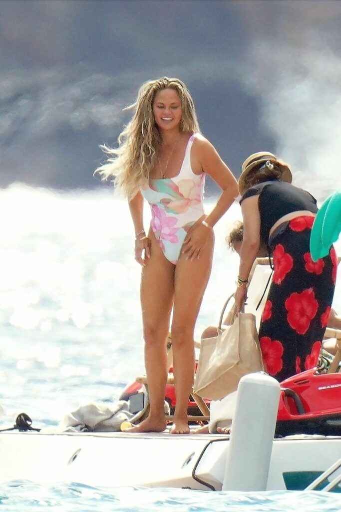 Chrissy Teigen en maillot de bain à Saint-Barthélemy