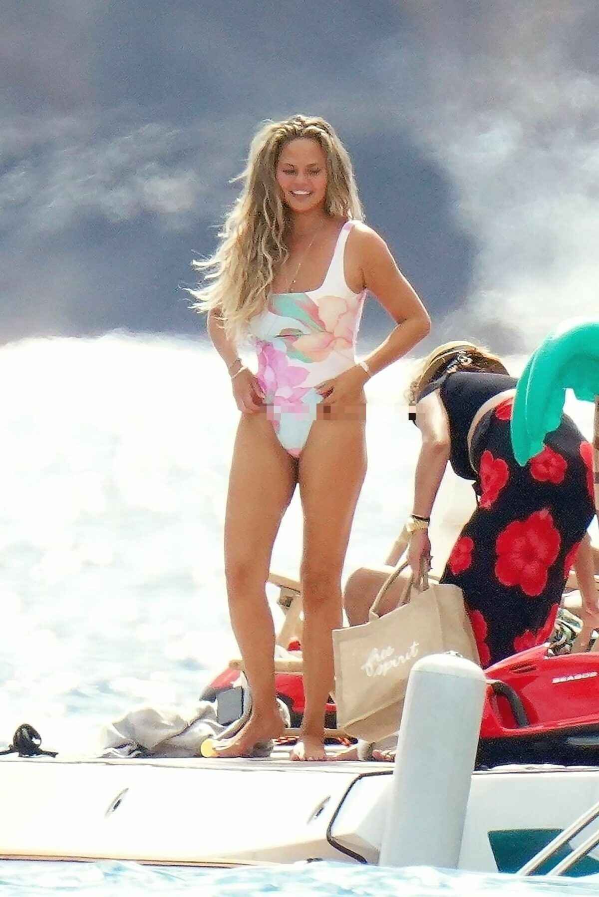 Chrissy Teigen en maillot de bain à Saint-Barthélemy