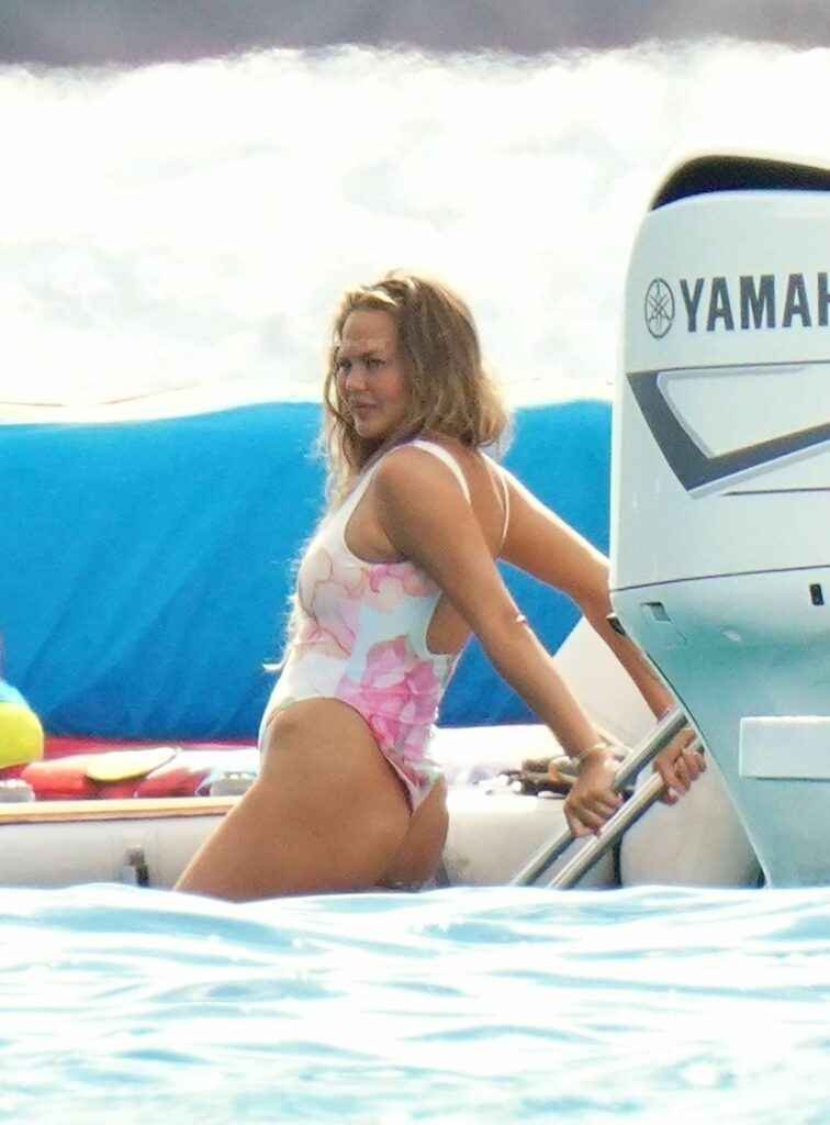 Chrissy Teigen en maillot de bain à Saint-Barthélemy