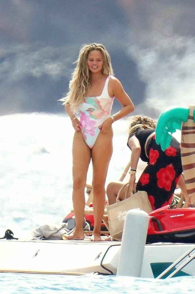 Chrissy Teigen en maillot de bain à Saint-Barthélemy