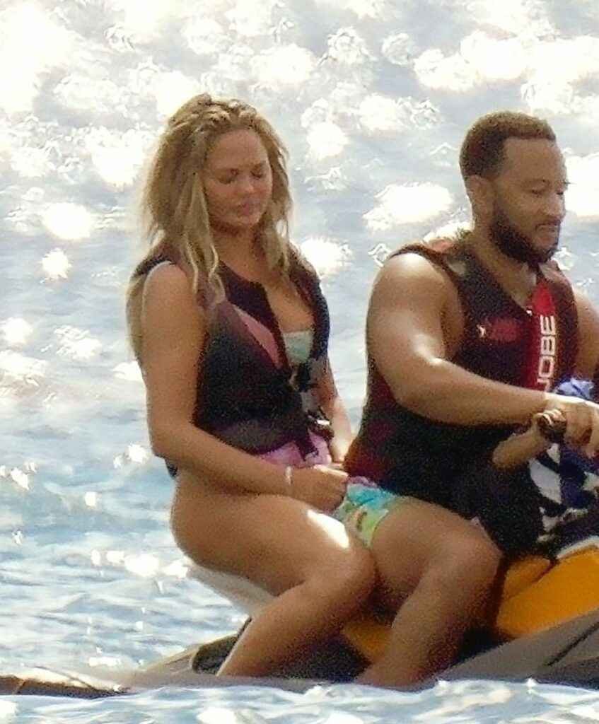 Chrissy Teigen en maillot de bain à Saint-Barthélemy