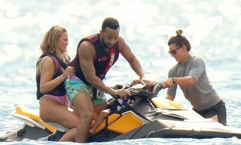 Chrissy Teigen en maillot de bain à Saint-Barthélemy