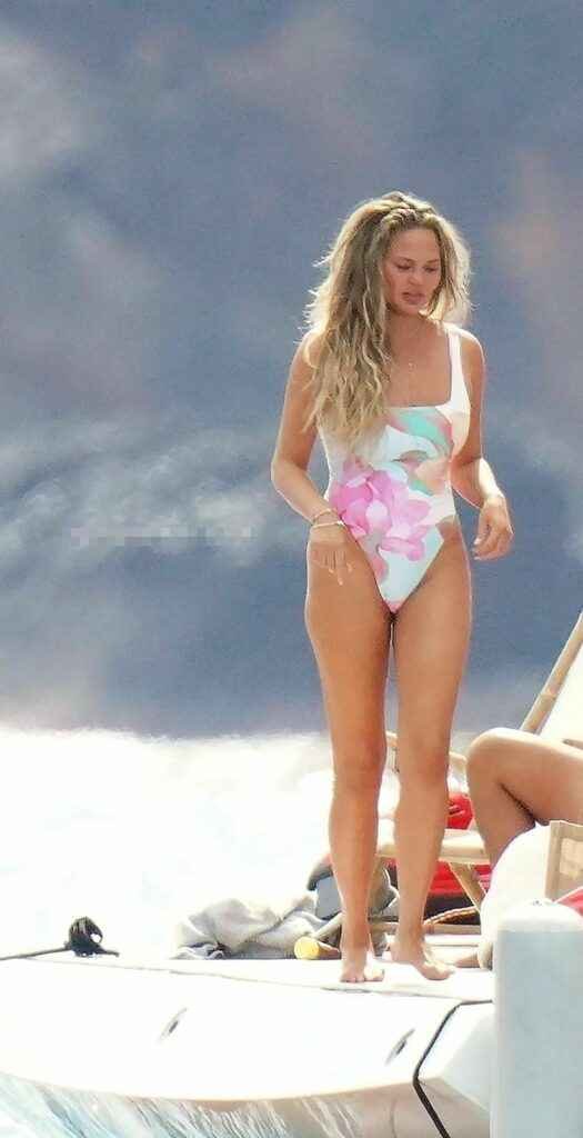 Chrissy Teigen en maillot de bain à Saint-Barthélemy