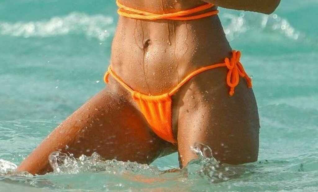 Izabel Goulart sexy dans un bikini orange